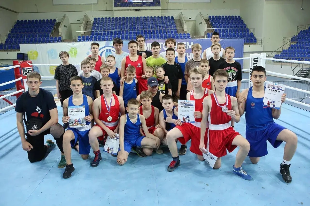 Команда юных боксёров школы с медалями и дипломами